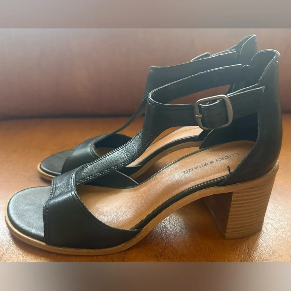 Lucky Brand Sabeni T Strap Block Heel Sandals Black Leather 9.5M EUC - Picture 8 of 9